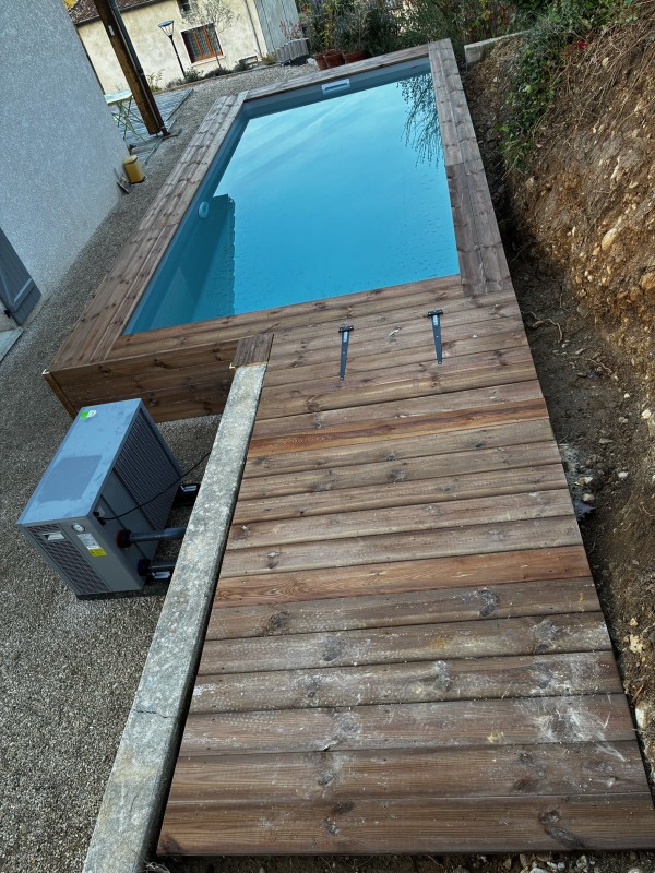 Fabrication et installation d’une piscine en bois semi-enterrée sur la commune de Billieu, en Isère
