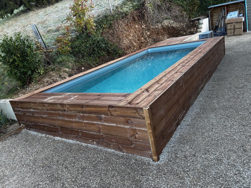 Fabrication et installation d’une piscine en bois semi-enterrée sur la commune de Billieu, en Isère
