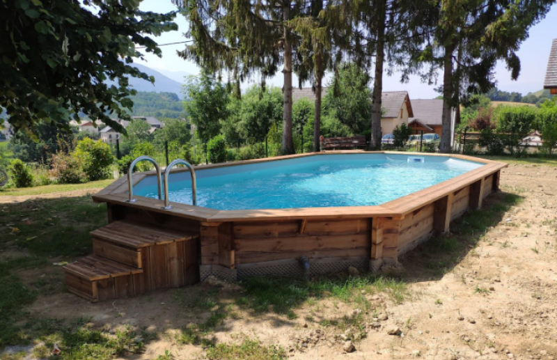 Construction d'une piscine à structure bois, de fabrication française de forme octogonale allongée de 6 par 4  dans la région Auvergne Rhône-Alpes.