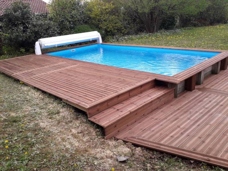 Installation d’une piscine bois semi-enterrée de forme rectangulaire 7 x 4  en pin et la pose d’une terrasse en bois entre Chambéry et Annecy