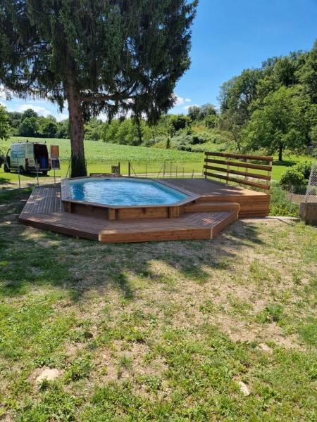 Construction d'une piscine à structure bois, de fabrication française de forme octogonale allongée de 6 par 4  dans la région Auvergne Rhône-Alpes.
