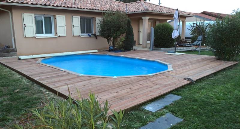 Création d’une terrasse en bois en pin traité classe 4, autour d’une piscine existante, vers Belley, dans l’Ain.