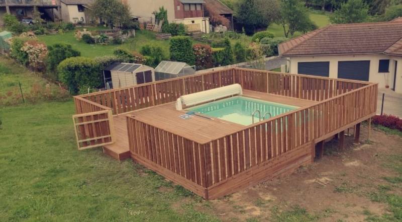 Installation d’une piscine rectangulaire clé en main 6 x 4, avec la création d’une terrasse en pin et d’une barrière en bois dans l’Isère