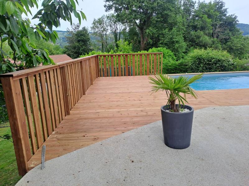 Pisciniste pour piscine rectangulaire en bois clé en main, avec terrasse en pin prés de Pont de Beauvoisin en Isère en Isère