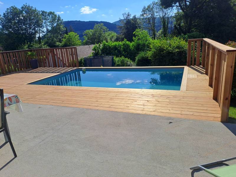 Pisciniste pour piscine rectangulaire en bois clé en main, avec terrasse en pin prés de Pont de Beauvoisin en Isère en Isère