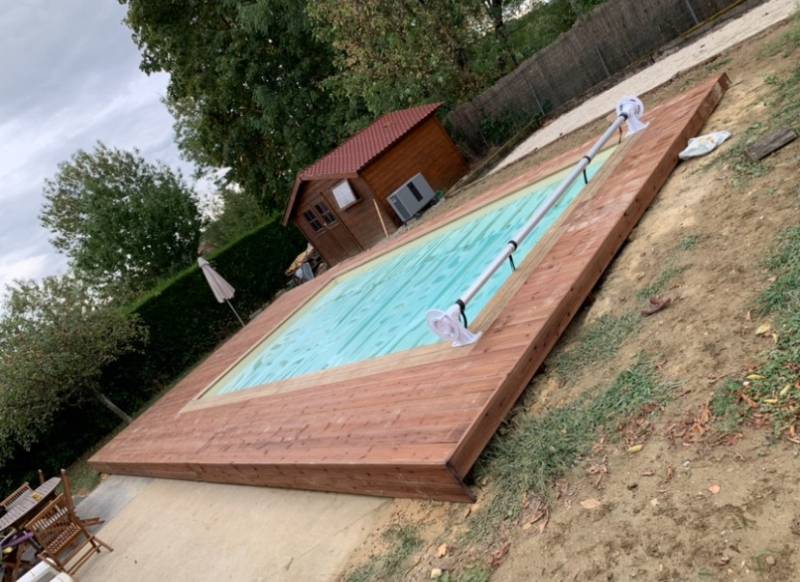Installation d’une piscine rectangulaire 7 x 4 enterrée avec margelles prés de Lyon dans le Rhône.