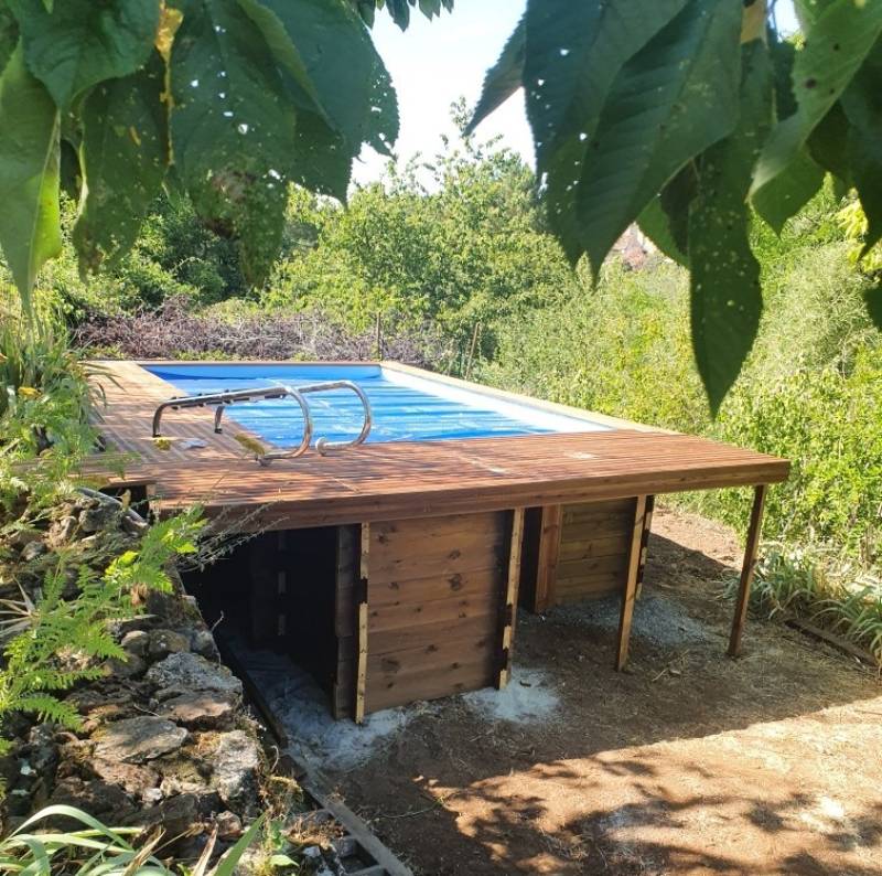 Installation d’une piscine rectangulaire  en bois de dimension 7 m par 4  m  sur un terrain à étage dans la Drôme, prés de Valence
